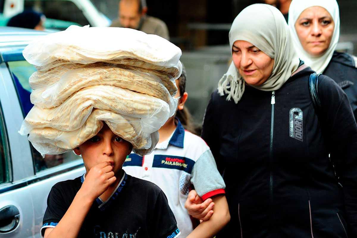 Syyrialaispoika kantaa leipiä torilla Damaskoksessa muslimien valmistautuessa ramadan-kuukauteen. Ramadaniin kuuluva paasto on yksi islamin viidestä peruspilarista. Paasto kestää koko kuukauden päivittäin auringon noususta auringon laskuun. Auringon laskettua nautitaan juhlava illallinen eli iftar. Siihen osallistuu yleensä koko perhe, usein kutsutaan myös vieraita juhlistamaan ramadanin öitä. Ramadan alkoi tänä vuonna keskiviikkona 16.5. auringon laskettua.
